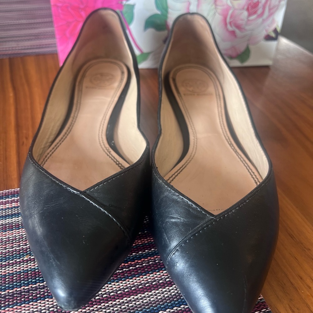 Tory Burch - Gold heel black flats